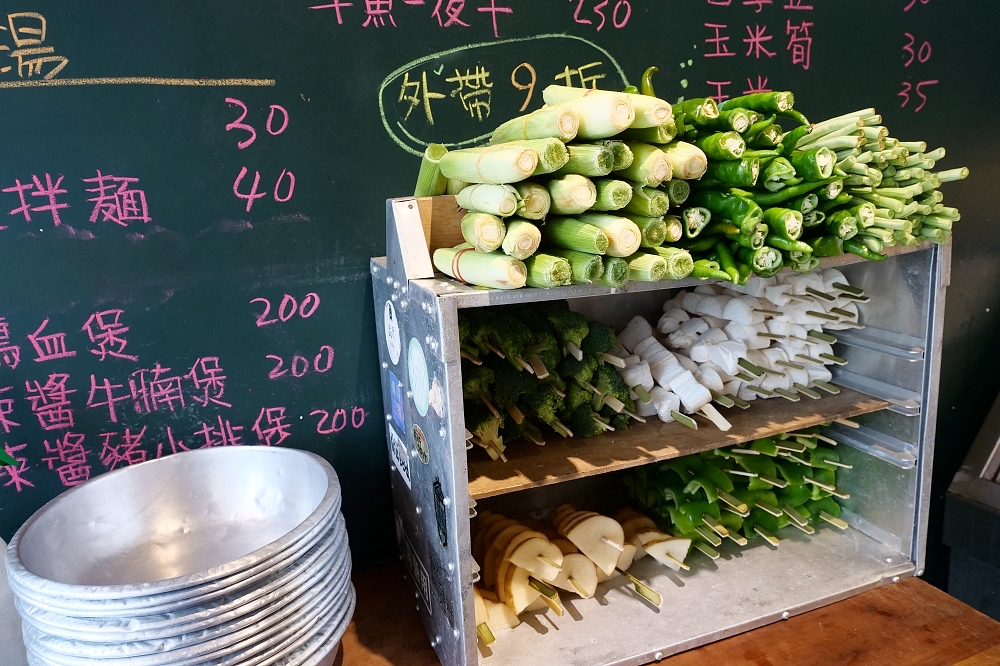 路邊烤肉蘭礁店，文青風格烤串店，夜晚想來點燒烤來杯啤酒 就必來這裡！ @捲捲頭 ♡ 品味生活