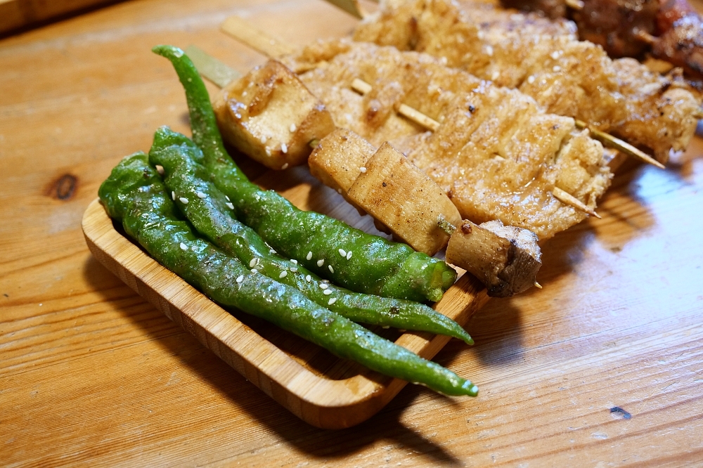 路邊烤肉蘭礁店，文青風格烤串店，夜晚想來點燒烤來杯啤酒 就必來這裡！ @捲捲頭 ♡ 品味生活