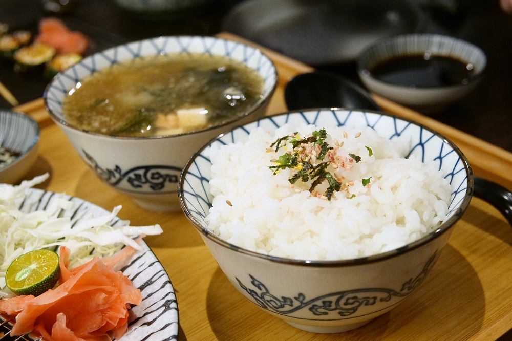 頭城福壽司，老街的日式料理小店，推鮭魚烤飯糰，貓飯（2022菜單） @捲捲頭 ♡ 品味生活