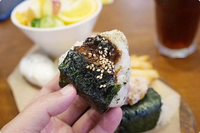 台東美食》六寸盤早午餐。日式熱煎飯糰三兄弟。三種口味烤飯糰讓你一次吃飽飽｜台東市早午餐｜平價｜ @捲捲頭 ♡ 品味生活