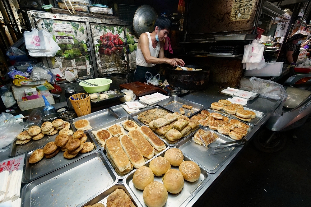 澎湖【老張燒餅舖】三個烤箱凸全場！招牌小燒餅、媳婦餅、焦糖脆燒餅都不錯，在地人才知道的早餐店！ @捲捲頭 ♡ 品味生活