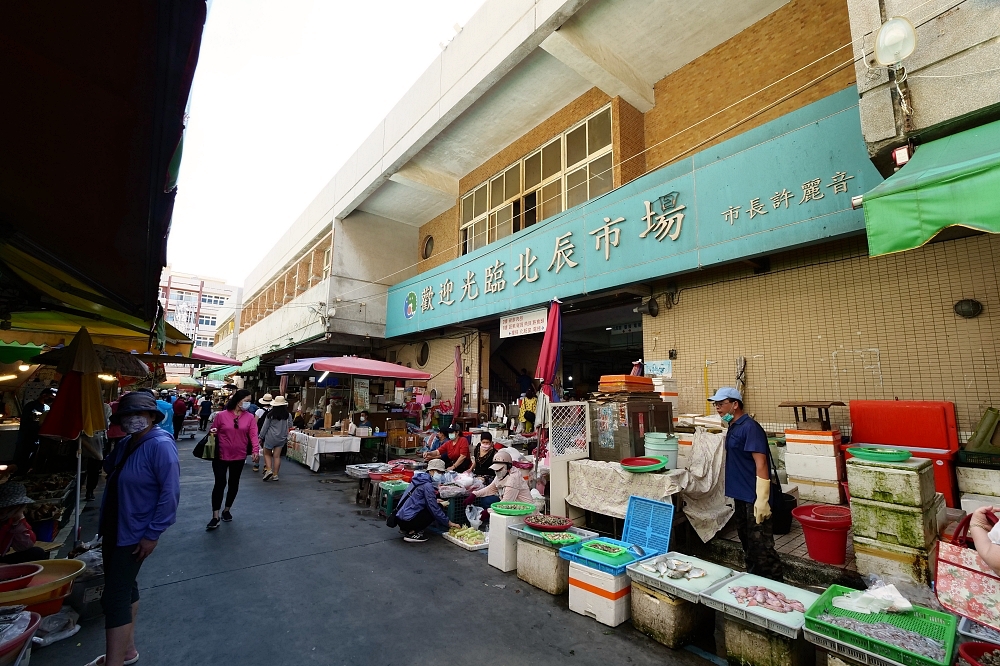 澎湖北辰市場》百福號水煎包＋阿嬤桂圓糯米粥。現包現煎12元的新鮮肉包、高麗菜包，還有傳統飲料阿嬤給料不手軟～ @捲捲頭 ♡ 品味生活