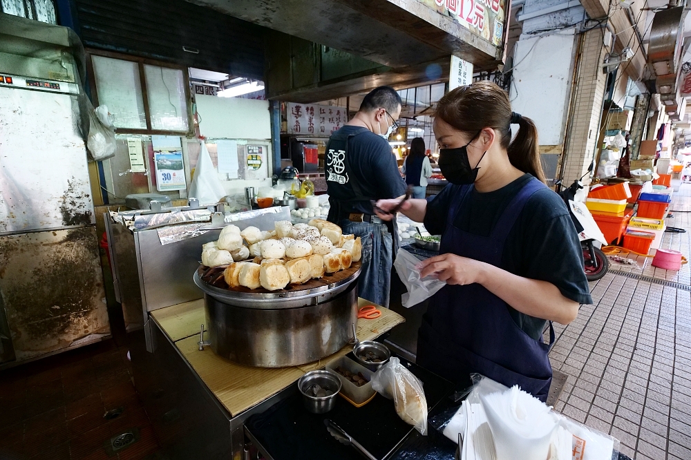 澎湖北辰市場》百福號水煎包＋阿嬤桂圓糯米粥。現包現煎12元的新鮮肉包、高麗菜包，還有傳統飲料阿嬤給料不手軟～ @捲捲頭 ♡ 品味生活