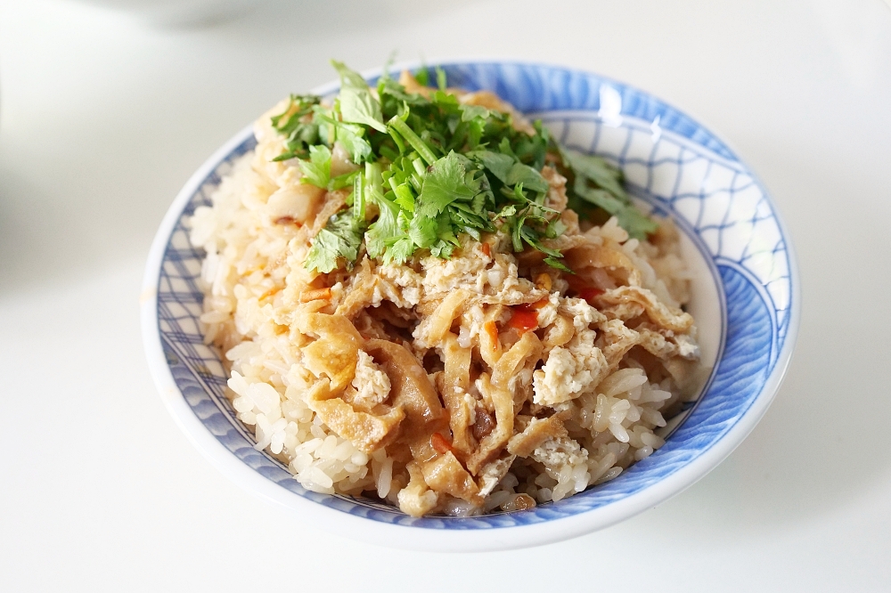 羅東 大胖油飯，網路上沒資料，招牌油飯自煮豆皮簽，乾麵療癒油香填滿舌尖～ @捲捲頭 ♡ 品味生活