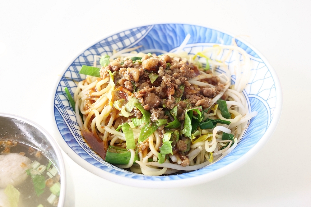 羅東 大胖油飯，網路上沒資料，招牌油飯自煮豆皮簽，乾麵療癒油香填滿舌尖～ @捲捲頭 ♡ 品味生活