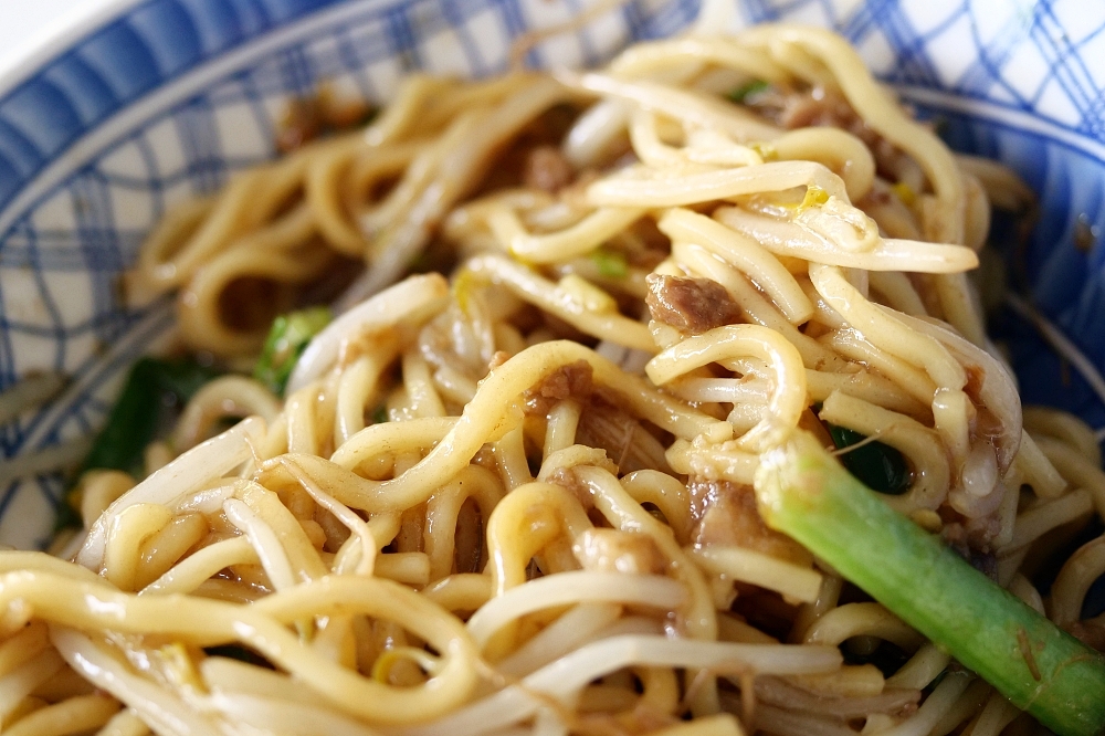 羅東 大胖油飯，網路上沒資料，招牌油飯自煮豆皮簽，乾麵療癒油香填滿舌尖～ @捲捲頭 ♡ 品味生活