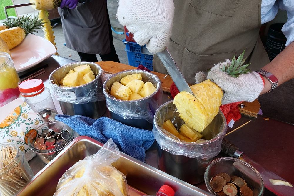 台東金鑽鳳梨羅東店，這家鳯梨好好吃，快手削鳯梨一刀到底，美味濃郁鳳梨香，還有現打鳯梨冰沙也不錯~ @捲捲頭 ♡ 品味生活