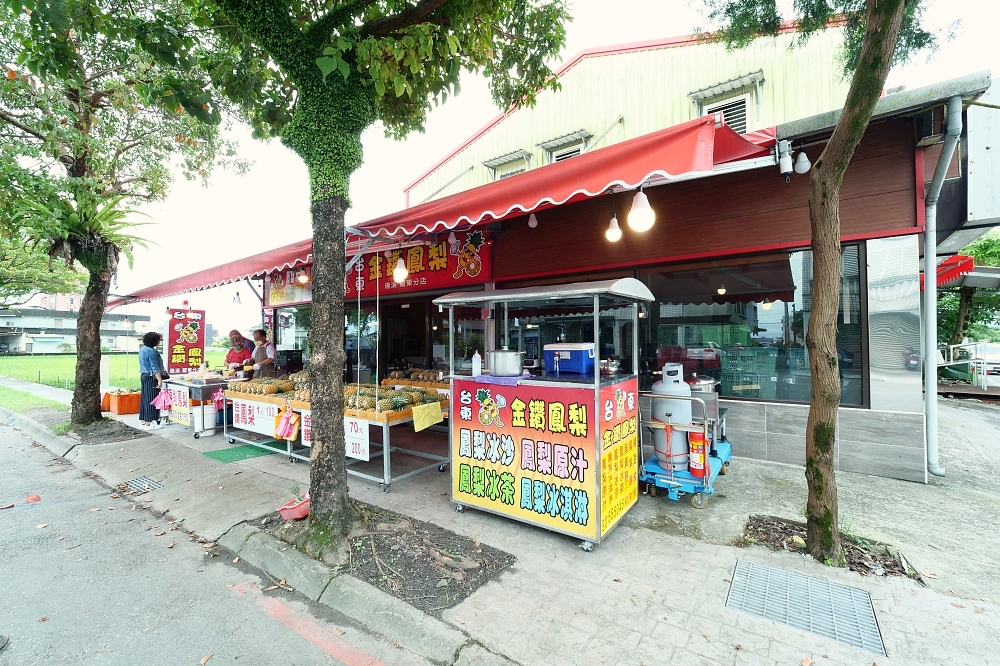 台東金鑽鳳梨羅東店，這家鳯梨好好吃，快手削鳯梨一刀到底，美味濃郁鳳梨香，還有現打鳯梨冰沙也不錯~ @捲捲頭 ♡ 品味生活