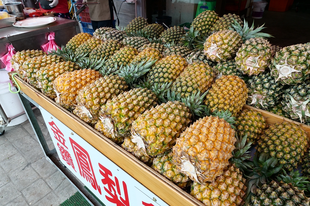 台東金鑽鳳梨羅東店，這家鳯梨好好吃，快手削鳯梨一刀到底，美味濃郁鳳梨香，還有現打鳯梨冰沙也不錯~ @捲捲頭 ♡ 品味生活