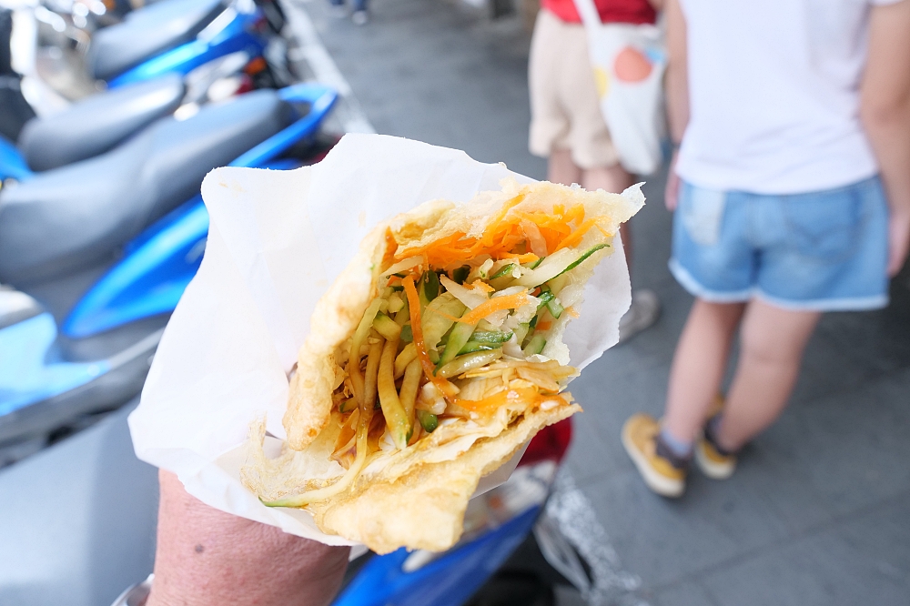 澎湖蔬脆蛋餅，鄉民網評店面很容易錯過，還會以為沒有開，但卻隱藏著爆好吃的蛋餅，食尚玩家也來吃過！ @捲捲頭 ♡ 品味生活