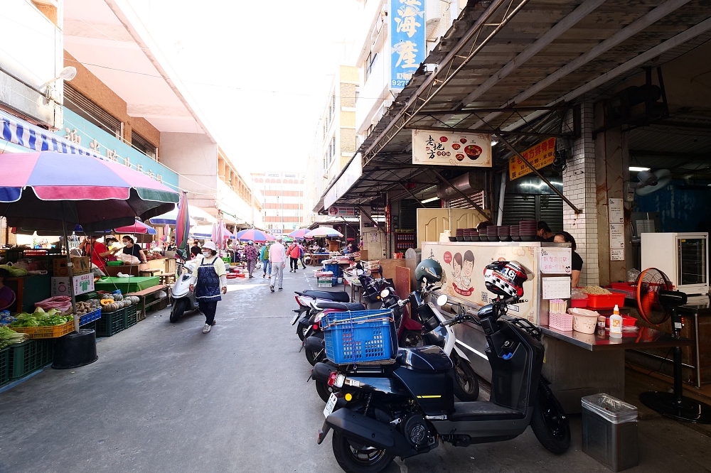 澎湖北辰市場》老地方排骨麵。早餐就要這樣吃！跟著在地人來一套米糕加排骨麵～ @捲捲頭 ♡ 品味生活