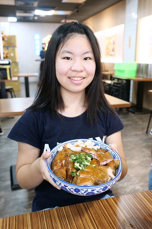 豐雞號河南店，好吃港式餐廳再加一，鄉民推薦必點招牌油雞飯、滷牛肉撈麵、廣東滷味！飯麵份量多還有隱藏版日式燒肉飯＋藥膳雞湯喝到飽～ @捲捲頭 ♡ 品味生活