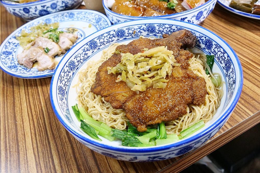 豐雞號河南店，好吃港式餐廳再加一，鄉民推薦必點招牌油雞飯、滷牛肉撈麵、廣東滷味！飯麵份量多還有隱藏版日式燒肉飯＋藥膳雞湯喝到飽～ @捲捲頭 ♡ 品味生活