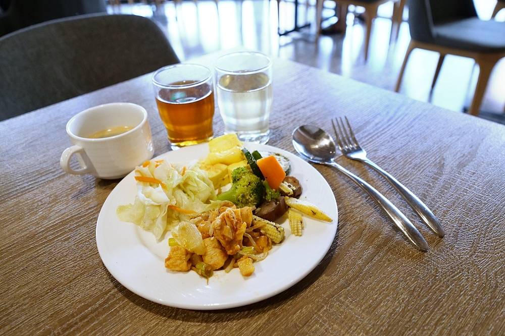 【台南】暖時逸旅，質感文青旅宿地點超棒，還有超澎湃的零食籃，泡麵、餅乾飲料通通免費～ @捲捲頭 ♡ 品味生活