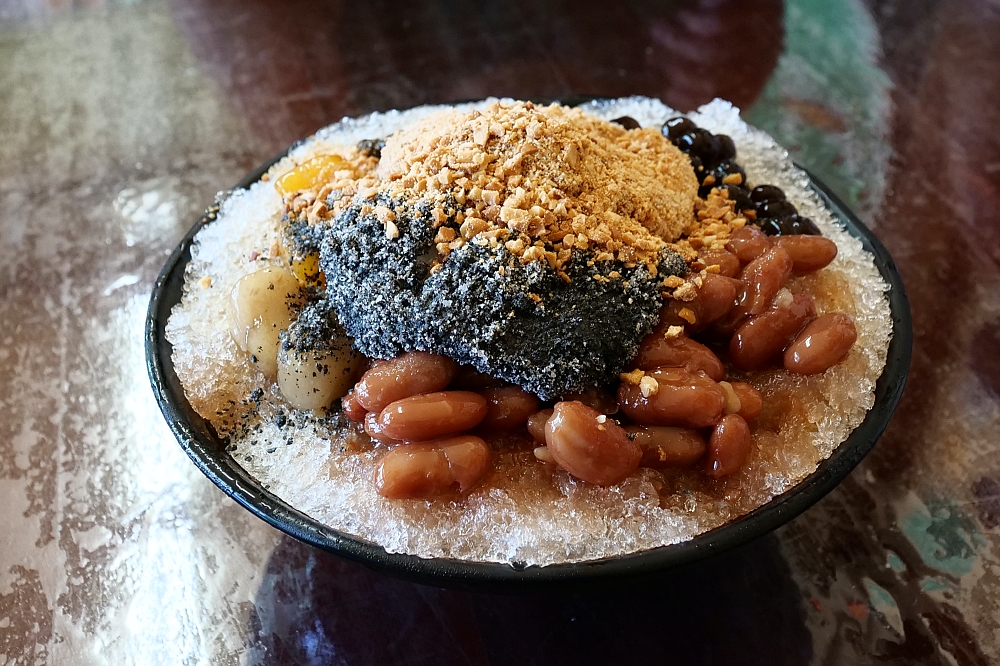 苗栗【瑞盛客家米食】古早味挫冰配上肥肥軟軟的麻糬，好吃到大人小孩都通殺，還有煉乳玉米脆片燒麻糬也很厲害！ @捲捲頭 ♡ 品味生活