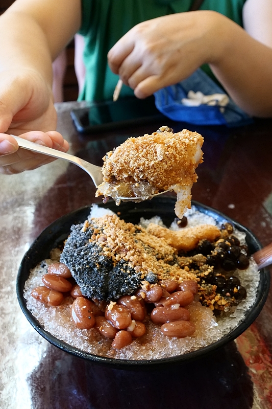 苗栗【瑞盛客家米食】古早味挫冰配上肥肥軟軟的麻糬，好吃到大人小孩都通殺，還有煉乳玉米脆片燒麻糬也很厲害！ @捲捲頭 ♡ 品味生活