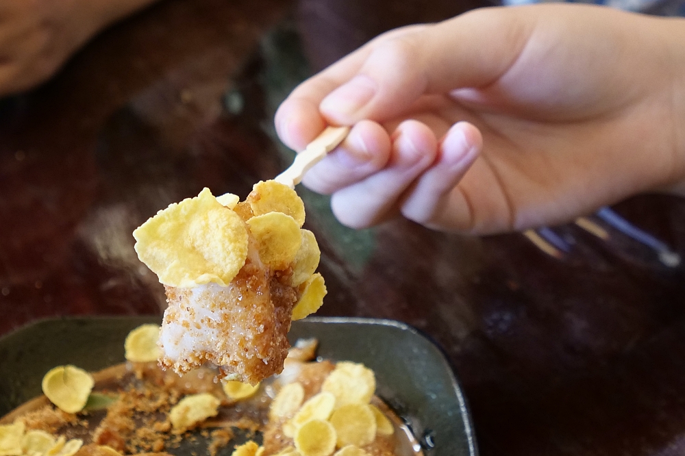 苗栗【瑞盛客家米食】古早味挫冰配上肥肥軟軟的麻糬，好吃到大人小孩都通殺，還有煉乳玉米脆片燒麻糬也很厲害！ @捲捲頭 ♡ 品味生活