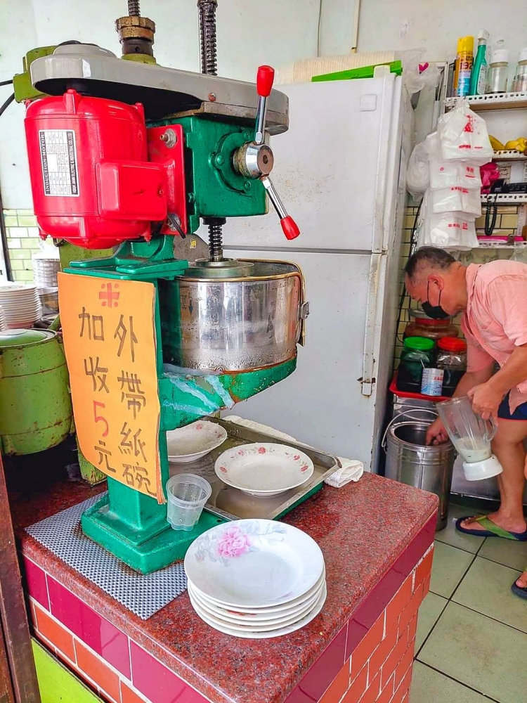 頭份建成冰菓室，懷舊系剉冰加上復古的店面，必點有什麼加什麼的雜冰，可說是每桌都會來一盤！ @捲捲頭 ♡ 品味生活