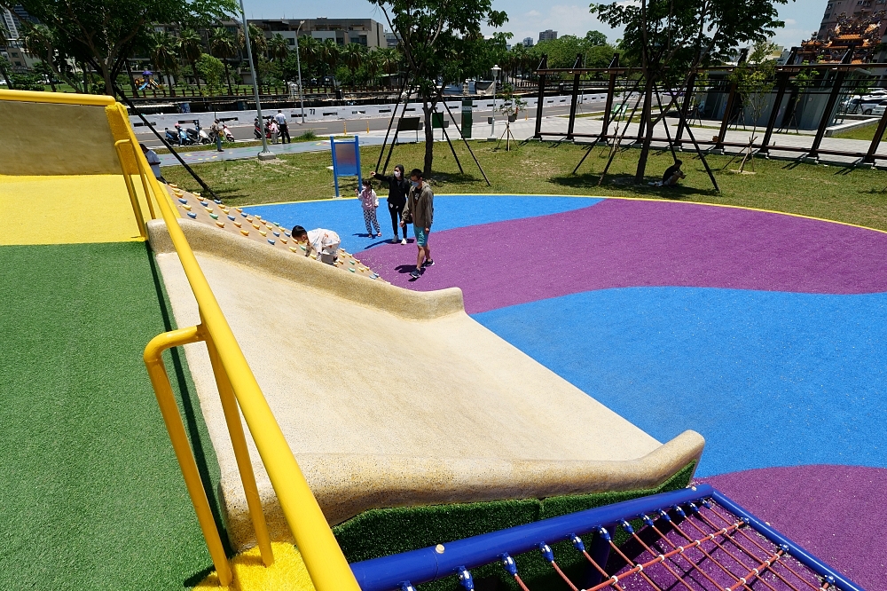 台南健康綠洲公園，這裡遛小孩一整天，一來就衝３層樓高「大船溜滑梯」，還能玩低空飛行～ @捲捲頭 ♡ 品味生活