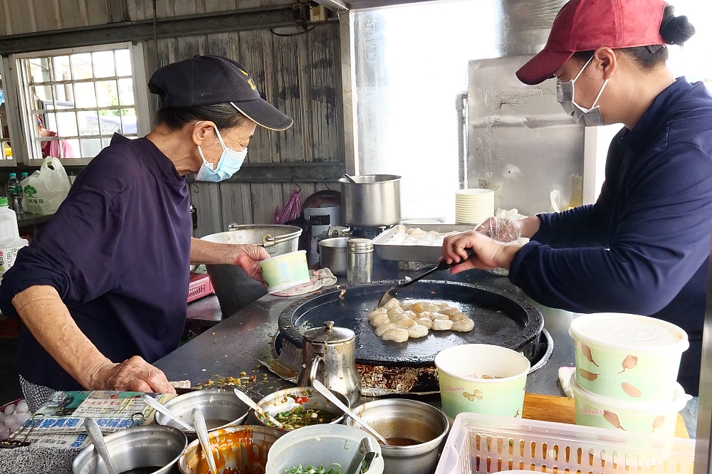 大灣三王廟隱藏版肉粿》鐵板煎到金黃色！這間老饕密碼：大份/雙蛋/加辣，懂吃的人都會買上五組帶走～ @捲捲頭 ♡ 品味生活