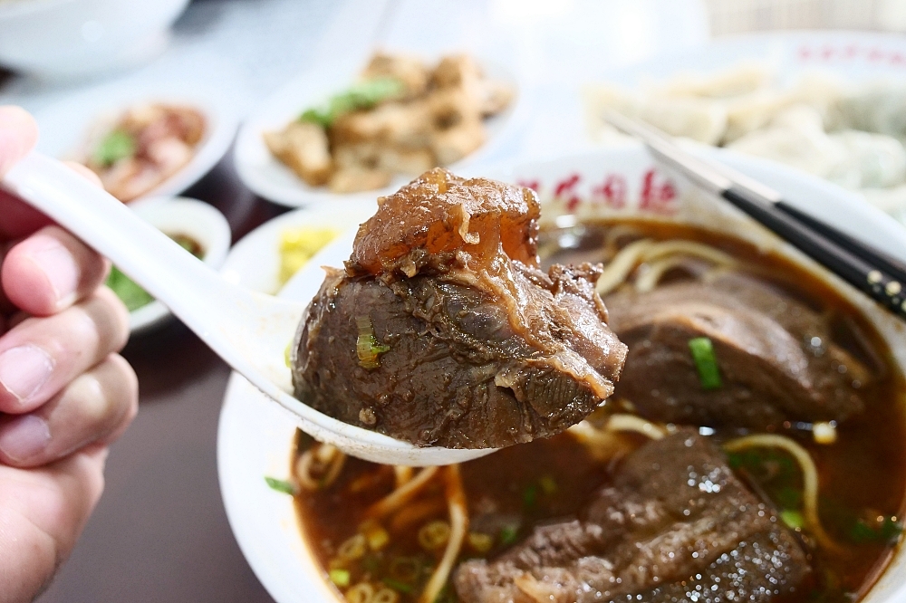 頭城【老巴中牛肉麵】一口塞不下的超大尺寸牛肉，賓士三星芒排法超視覺震撼，一週營業三天，只賣牛肉麵和水餃～ @捲捲頭 ♡ 品味生活