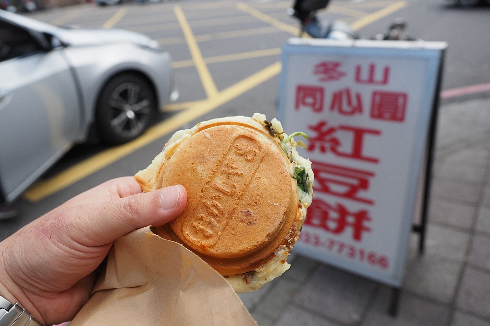 冬山【同心圓紅豆餅】跟手掌一樣大的爆餡車輪餅，一個只要20元。必點高人一等酸菜餡口味！ @捲捲頭 ♡ 品味生活