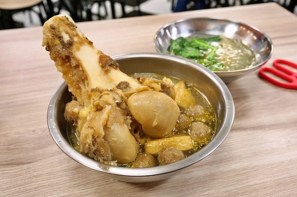 台北地下街印尼餐廳Rendang House，牛大骨「插吸管喝」，還有巴東牛肉，16層風味超下飯！ @捲捲頭 ♡ 品味生活