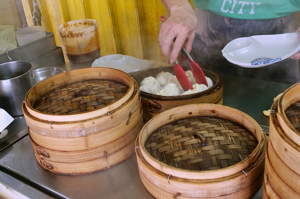 正常鮮肉小籠湯包｜一籠90元皮薄餡多又會爆湯汁 (菜單價錢) @捲捲頭 ♡ 品味生活