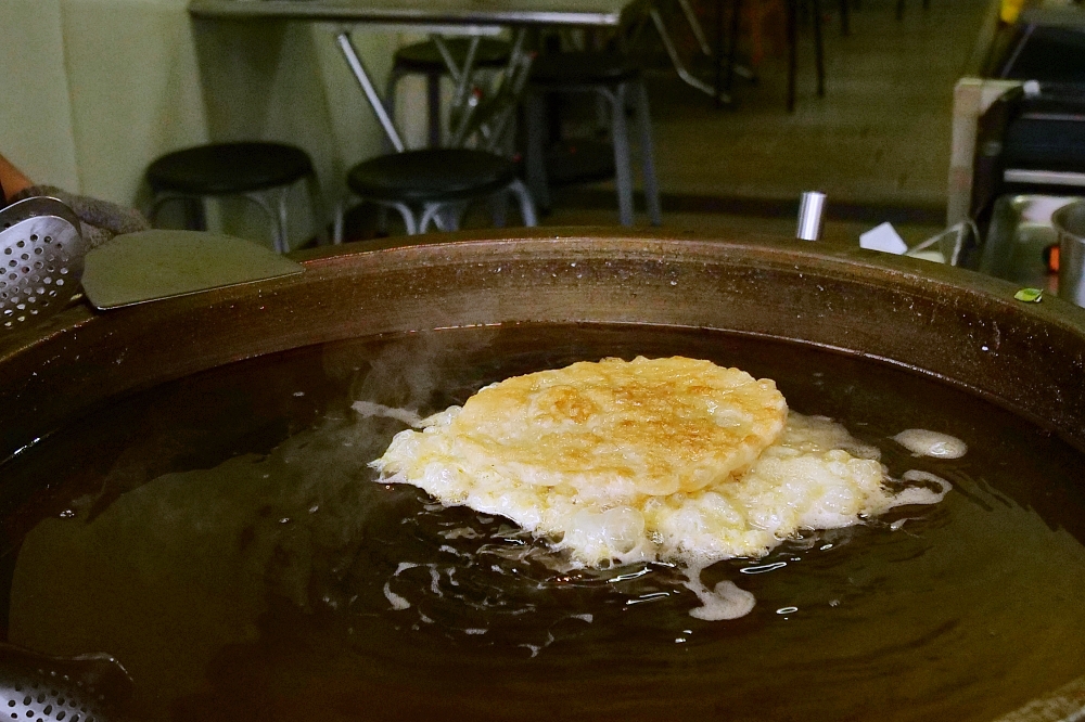 廟後蔥油餅，現桿現炸起鍋，超好吃香酥Q軟的炸彈蔥油餅（菜單價錢） @捲捲頭 ♡ 品味生活