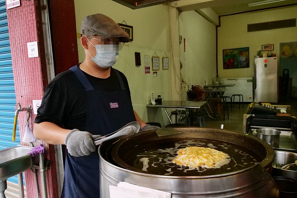 廟後蔥油餅，現桿現炸起鍋，超好吃香酥Q軟的炸彈蔥油餅（菜單價錢） @捲捲頭 ♡ 品味生活