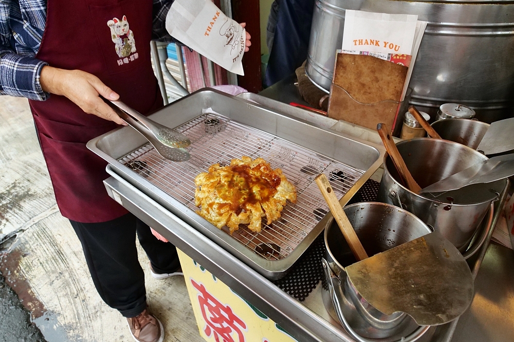 廟後蔥油餅，現桿現炸起鍋，超好吃香酥Q軟的炸彈蔥油餅（菜單價錢） @捲捲頭 ♡ 品味生活