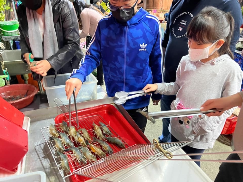 宜蘭大眾親子釣蝦場》新手池能看見蝦在吃餌，釣到螃蟹不加價！ @捲捲頭 ♡ 品味生活