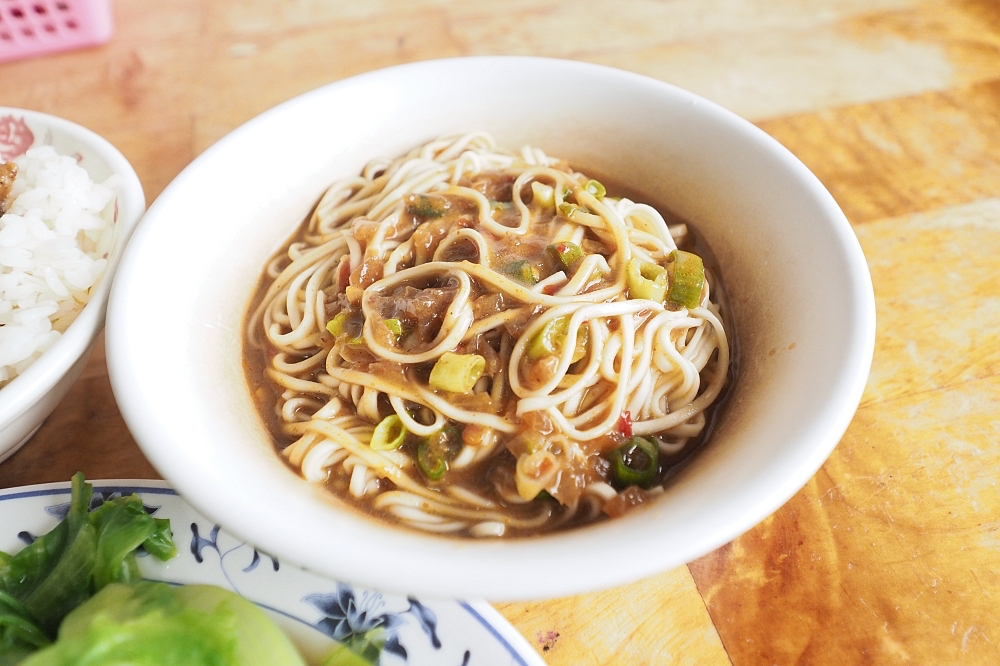 【昱霖油飯辣担麵】蘿蔔排骨湯跟辣担麵是必點，還有小菜也不錯（菜單與停車資訊） @捲捲頭 ♡ 品味生活