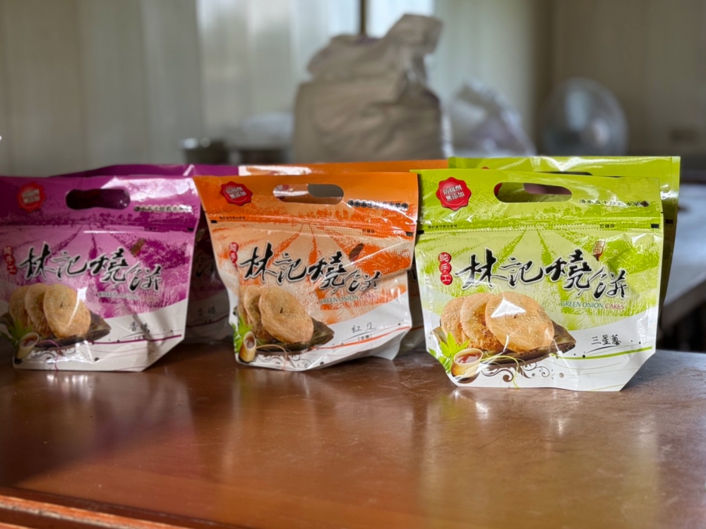 【林記燒餅】宜蘭巷弄飄香半世紀的手工點名棒蔥餅！酥香脆到會上癮 @捲捲頭 ♡ 品味生活
