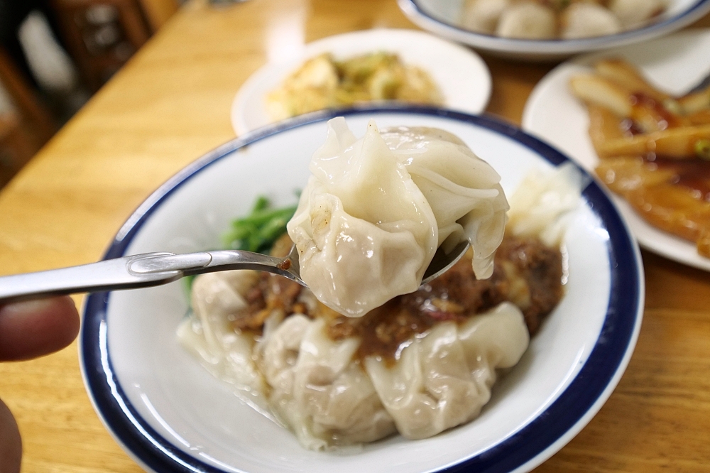 蘇澳美食【王家麵舖】炸醬麵跟乾拌水晶餃是必點，還有滷味也不錯，菜單與停車資訊 @捲捲頭 ♡ 品味生活