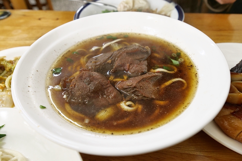 蘇澳王家麵舖，炸醬麵跟乾拌水晶餃是必點，還有滷味也不錯，菜單與停車資訊 @捲捲頭 ♡ 品味生活