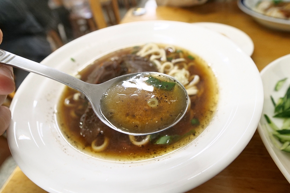 蘇澳美食【王家麵舖】炸醬麵跟乾拌水晶餃是必點，還有滷味也不錯，菜單與停車資訊 @捲捲頭 ♡ 品味生活