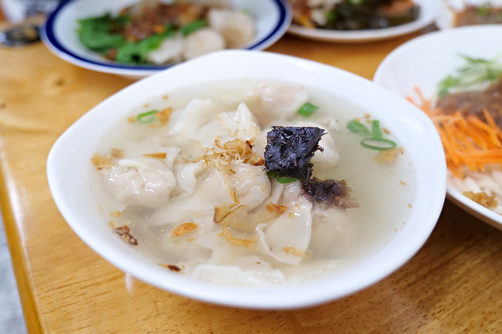 蘇澳王家麵舖，炸醬麵跟乾拌水晶餃是必點，還有滷味也不錯，菜單與停車資訊 @捲捲頭 ♡ 品味生活