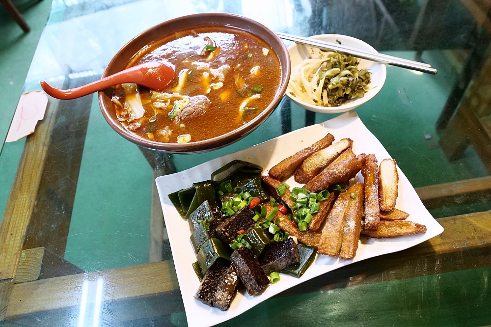 桃園田園牛肉麵，被滷味耽誤的牛肉麵店就是霸氣，還能免費加湯加麵喔（附菜單） @捲捲頭 ♡ 品味生活