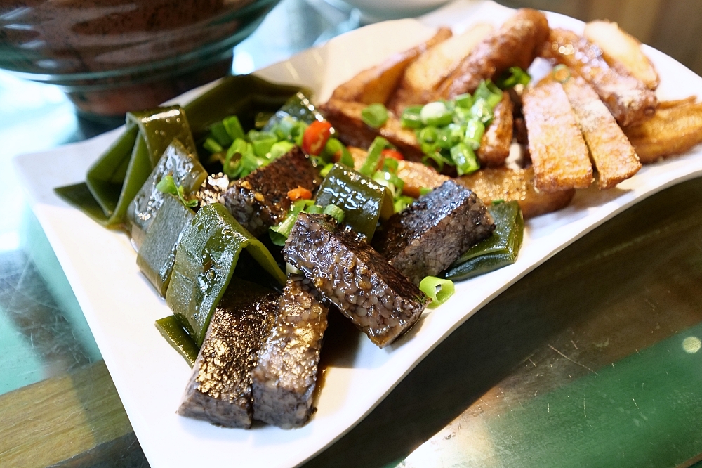 桃園田園牛肉麵，被滷味耽誤的牛肉麵店就是霸氣，還能免費加湯加麵喔（附菜單） @捲捲頭 ♡ 品味生活