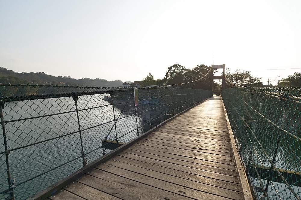 苗栗【日新島】明德水庫上的漂浮小島，被孔雀跟咕咕雞包圍，還能景觀步道賞美景～ @捲捲頭 ♡ 品味生活