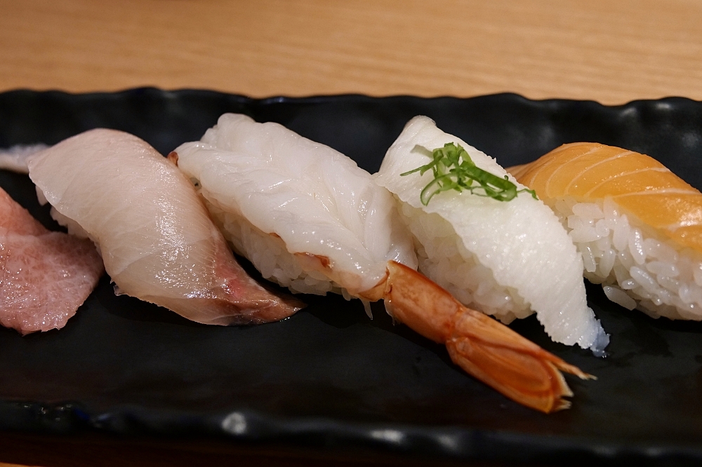 合點壽司內湖店》來自日本前六大的迴轉壽司，師傅現點現做新鮮上桌！ @捲捲頭 ♡ 品味生活
