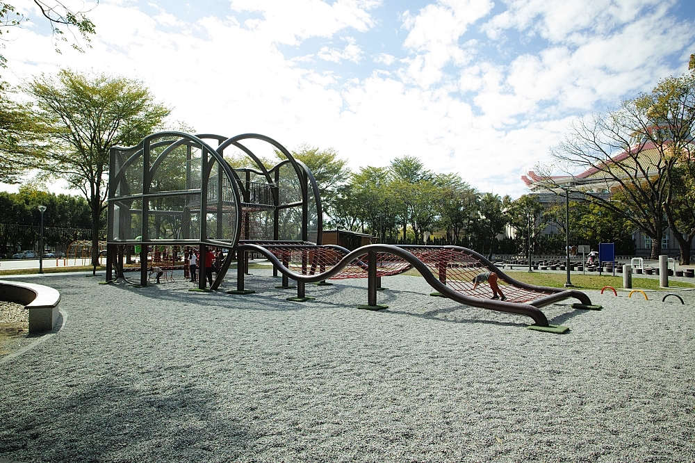 雲林斗六膨鼠森林公園，繽紛的馬賽克松鼠陪你玩，橡木果溜滑梯，遊戲草原還有瑪利歐水管，通通免門票 @捲捲頭 ♡ 品味生活