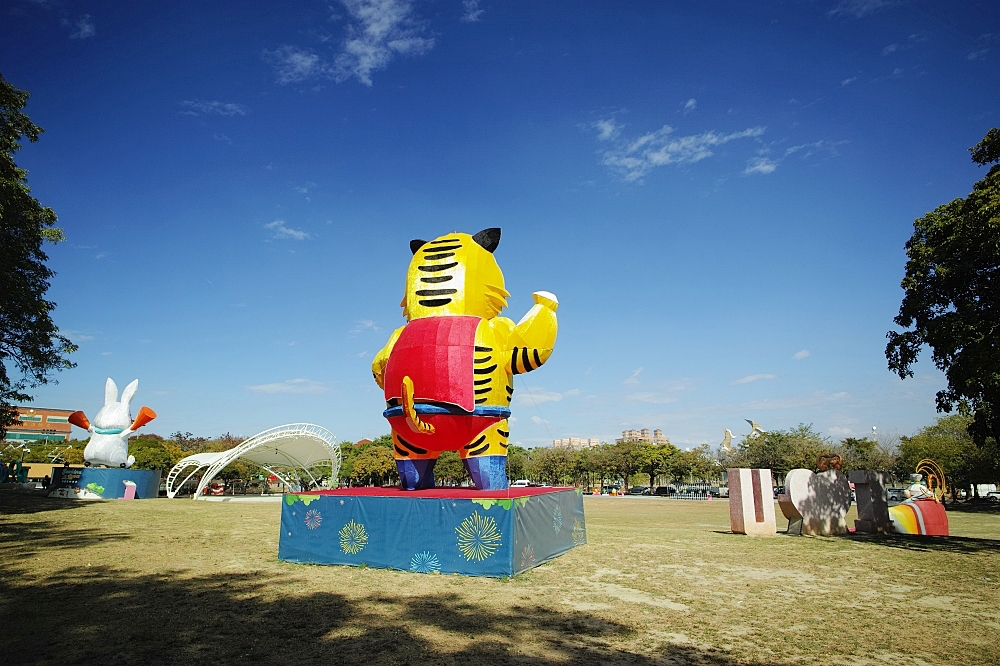 雲林斗六膨鼠森林公園，繽紛的馬賽克松鼠陪你玩，橡木果溜滑梯，遊戲草原還有瑪利歐水管，通通免門票 @捲捲頭 ♡ 品味生活