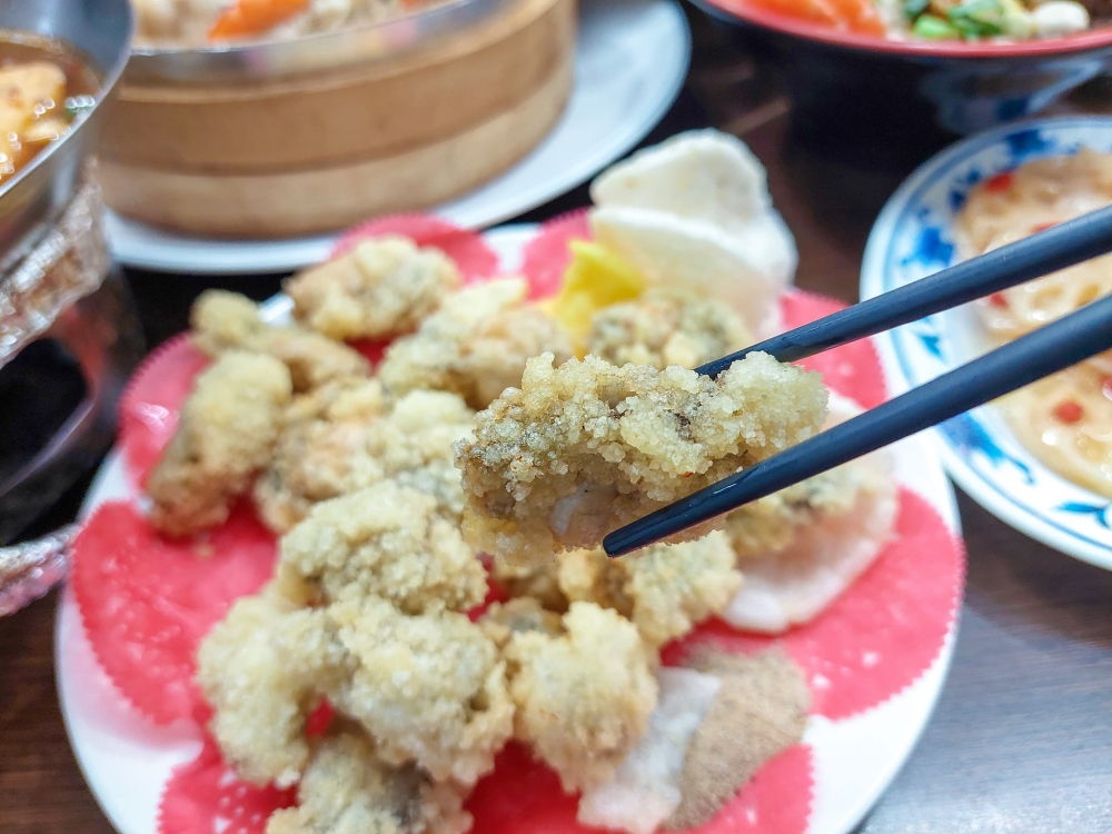 【一鑫園】超邪惡蚵仔滷肉飯，包一整隻蝦霸氣鮮蝦燒賣，羅東平價美食大推薦 @捲捲頭 ♡ 品味生活