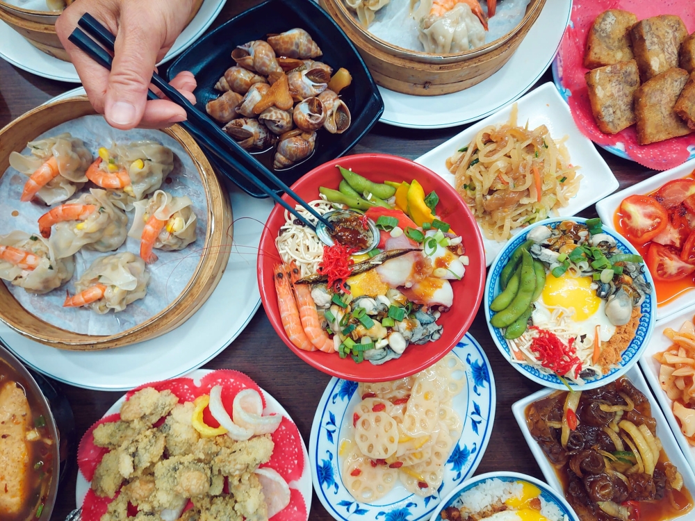 【一鑫園】超邪惡蚵仔滷肉飯，包一整隻蝦霸氣鮮蝦燒賣，羅東平價美食大推薦 @捲捲頭 ♡ 品味生活