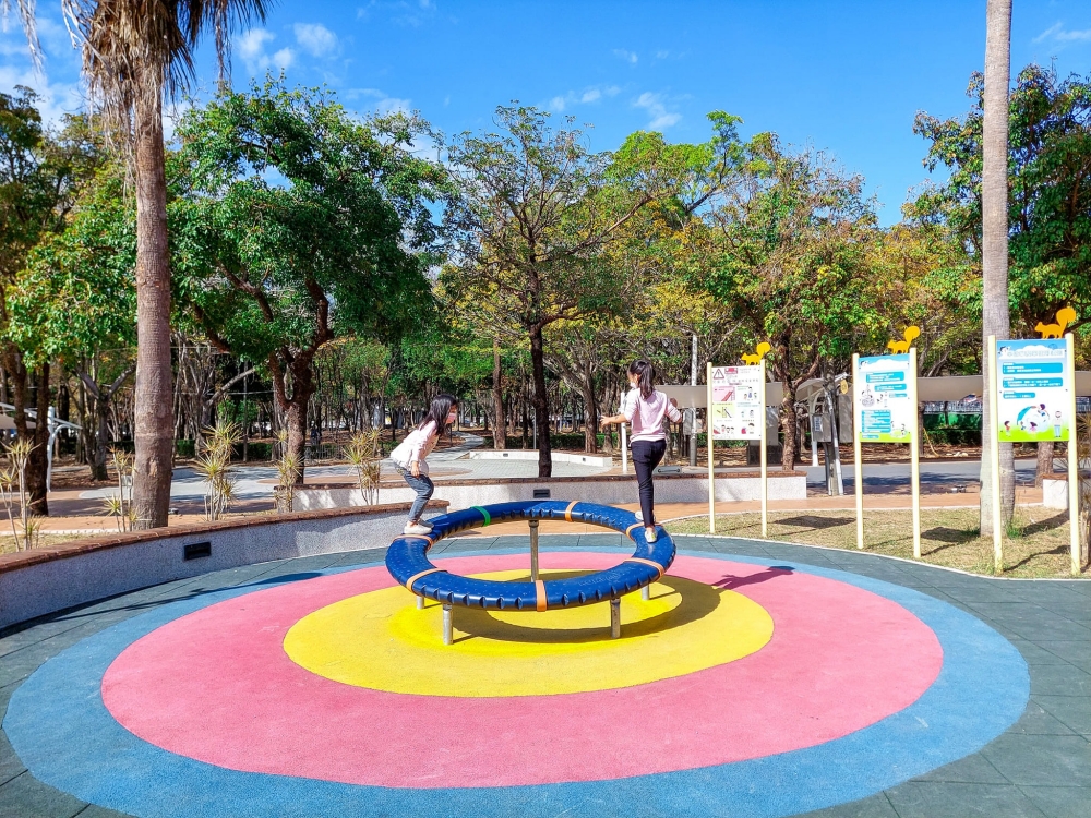 雲林斗六膨鼠森林公園，繽紛的馬賽克松鼠陪你玩，橡木果溜滑梯，遊戲草原還有瑪利歐水管，通通免門票 @捲捲頭 ♡ 品味生活