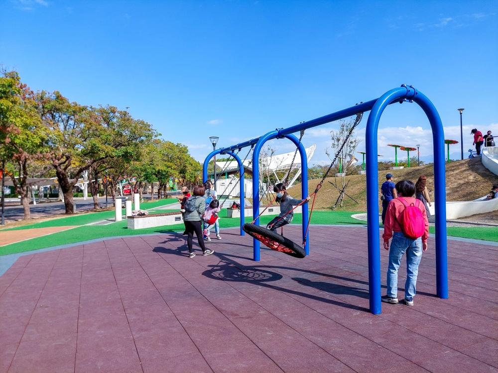 雲林斗六膨鼠森林公園，繽紛的馬賽克松鼠陪你玩，橡木果溜滑梯，遊戲草原還有瑪利歐水管，通通免門票 @捲捲頭 ♡ 品味生活