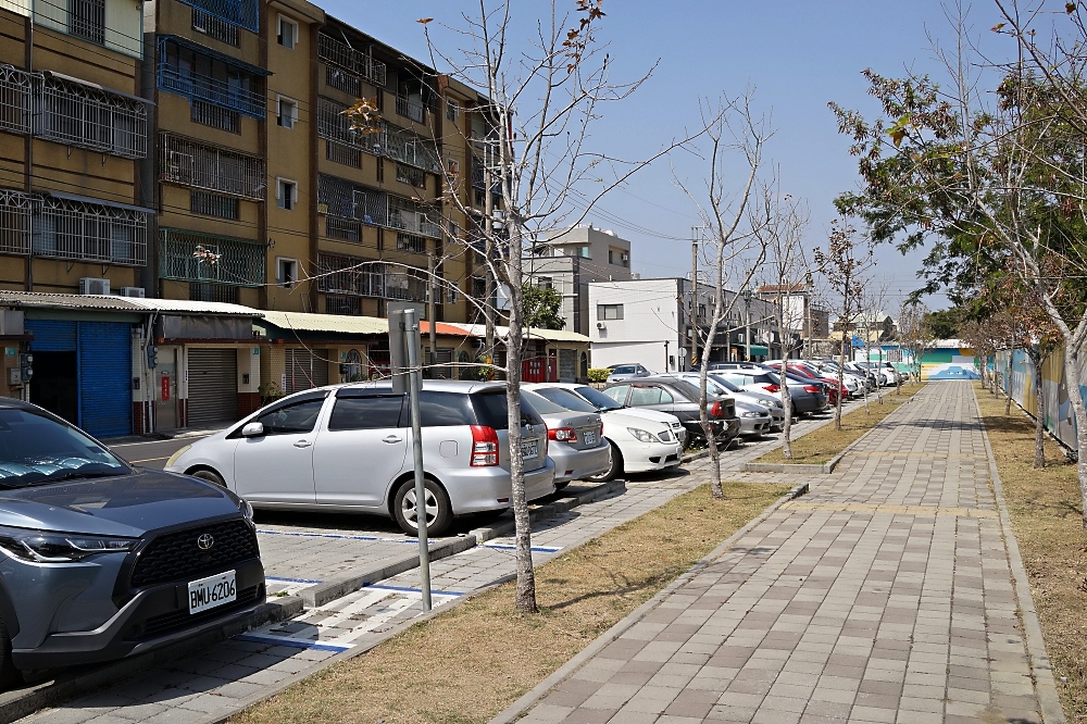 台南隆田chacha文化資產教育園區，玩巨大柏青哥台，還有「彈跳小丘」孩子玩到翻 @捲捲頭 ♡ 品味生活