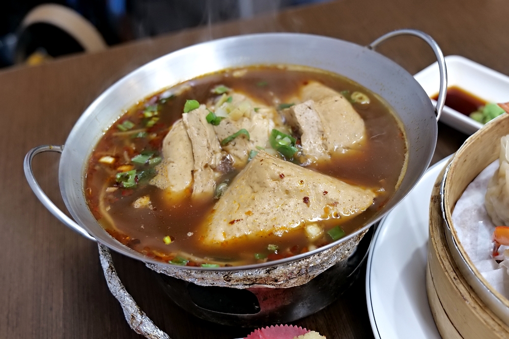 【一鑫園】超邪惡蚵仔滷肉飯，包一整隻蝦霸氣鮮蝦燒賣，羅東平價美食大推薦 @捲捲頭 ♡ 品味生活